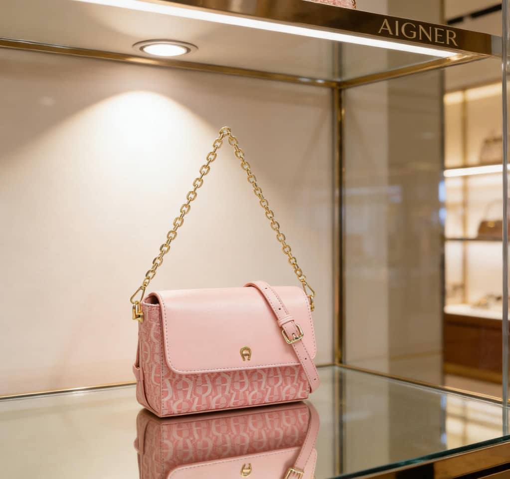 Aigner
95 dhs✅
have box🎁

Size:20/15/8

Zain07
♥️♥️♥️