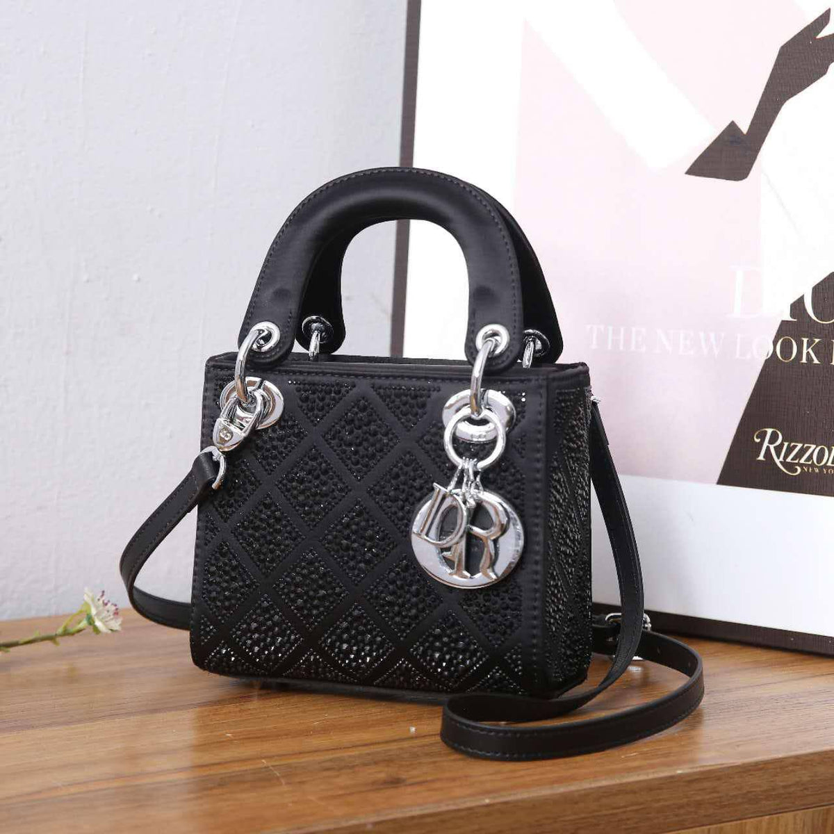 DIOR

best quality 
with box
130 dhs🇦🇪🇦🇪

size18CM

Zain290
♥️♥️♥️