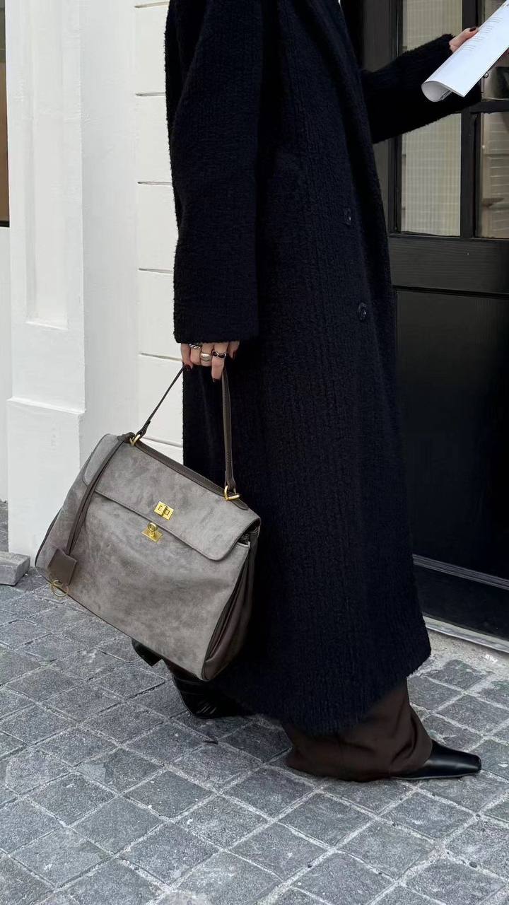 BALENCIAGA 
HIGH QUALITY 
150 dhs🇦🇪🇦🇪

Zain295
♥️♥️♥️
