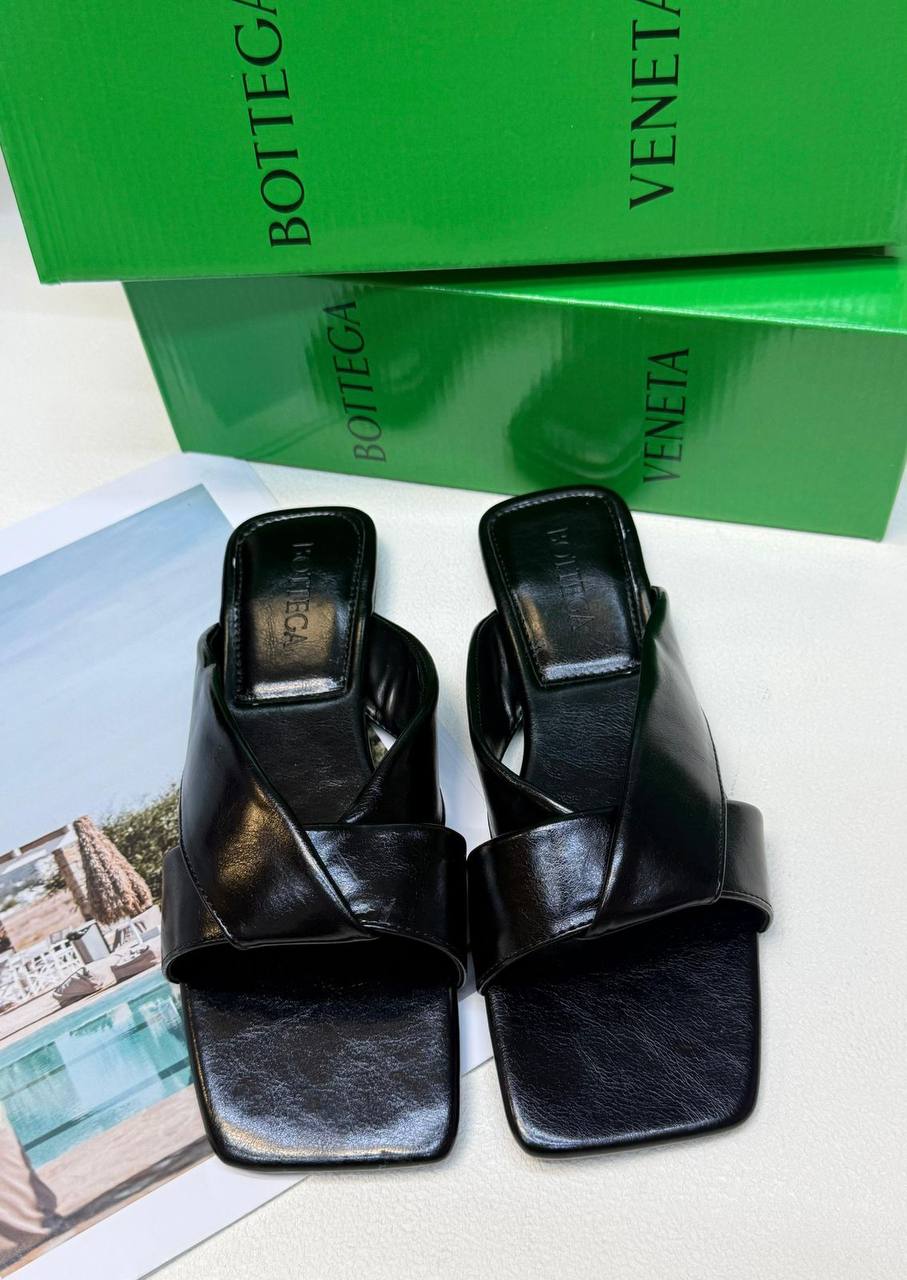 Slippers
Size 36-41
65 dhs✅

Zain236
♥️♥️♥️