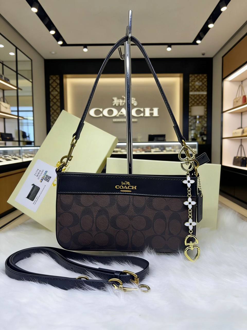 Coach

85 dhs🌺

with box.
🎁🎁🎁

Zain38
♥️♥️♥️