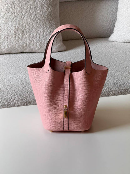 Hermes
picotin 18cm💥Master quality ✅

with box📦

340 dhs✅

Zain52
♥️♥️♥️
