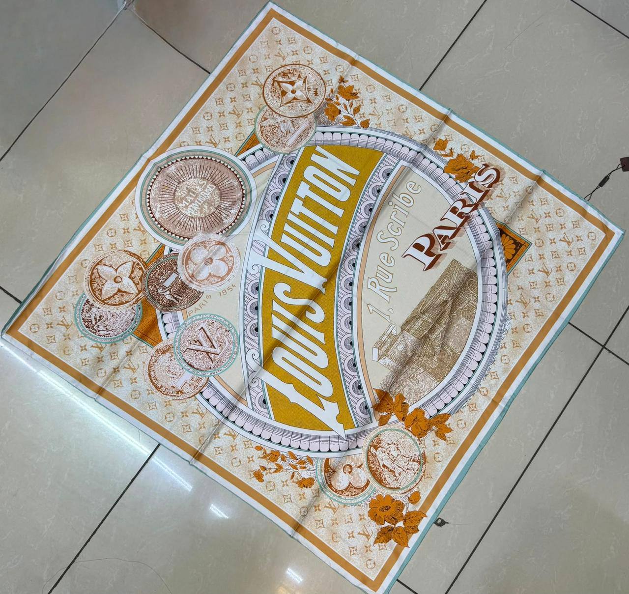 Silk square scarf 
40 dhs🇦🇪🇦🇪
Size 90*90

Zain93
♥️♥️♥️