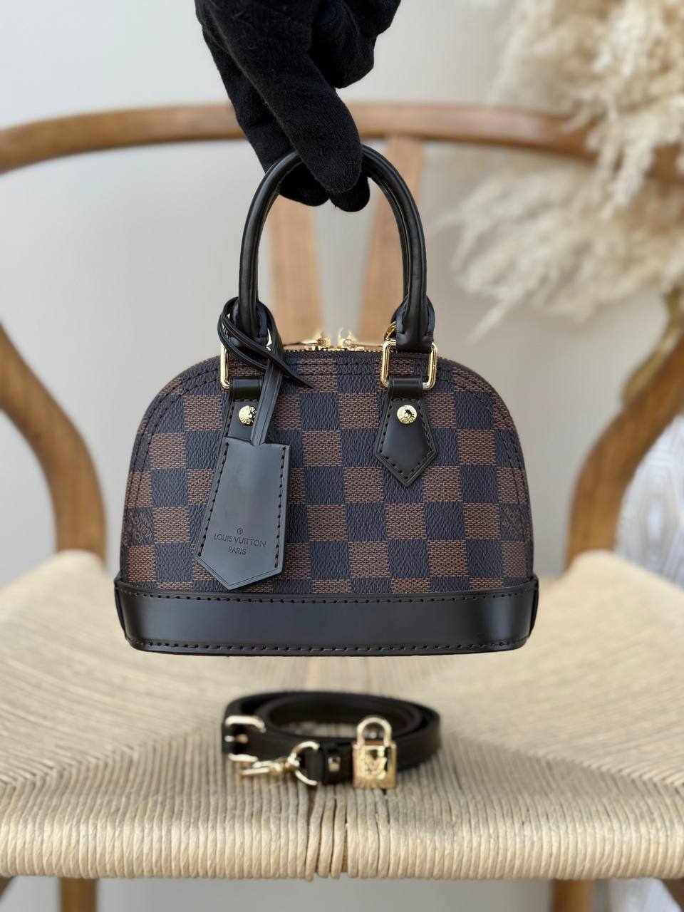 LV
18cm
330 dhs✅
Top quality 
With box🎁

Zain167
♥️♥️♥️
