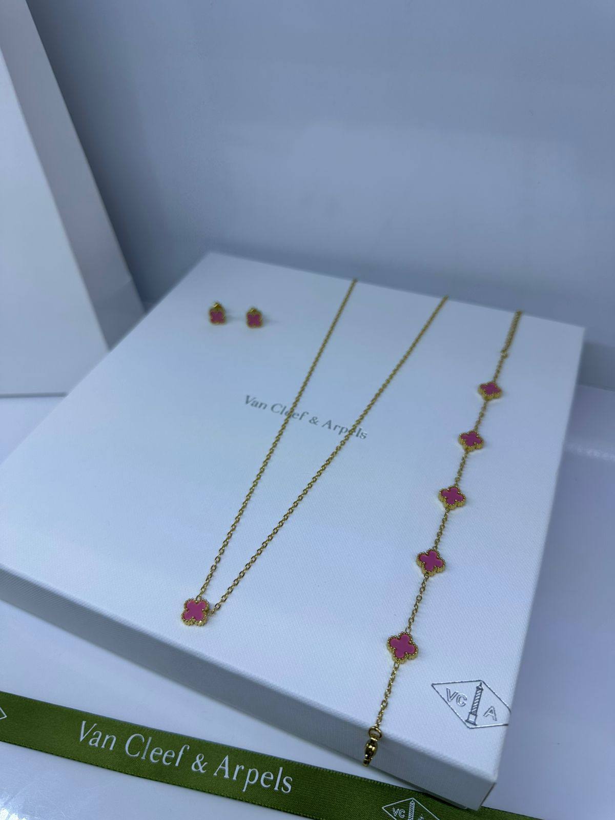 VCA Mini 
Necklace 💥
Earring ✨
Ring 💍 free size
good quality 🍁
With normal boxes 🗃️ 
45 dhs🇦🇪🇦🇪🇦🇪

Zain216
♥️♥️♥️