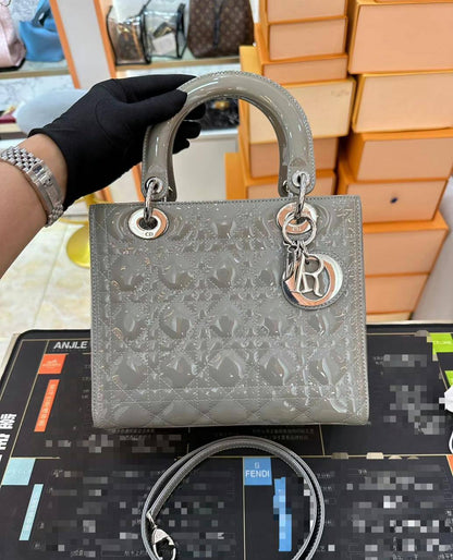 Lady Dior 

1️⃣ First Quality

Size: 24 * 19 cm

100 dhs🇦🇪🇦🇪

Zain115
♥️♥️♥️