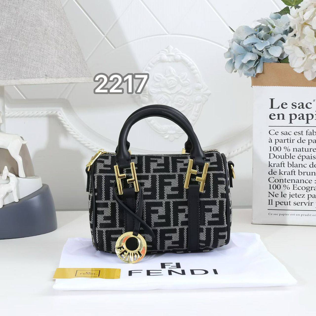Fendi
100 dhs🌺
SIZE：22cm
Good-quality 

with box🎁🎁🎁

Zain35
♥️♥️♥️