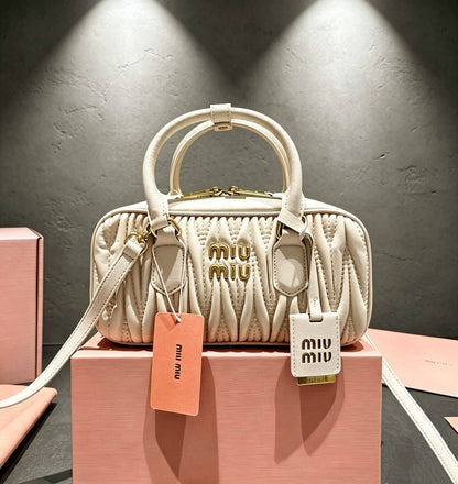 MIU MIU 

NEW CAME 
HIGH QUALITY 

WITH BOX 
115 dhs🇦🇪🇦🇪

Zain39
♥️♥️♥️