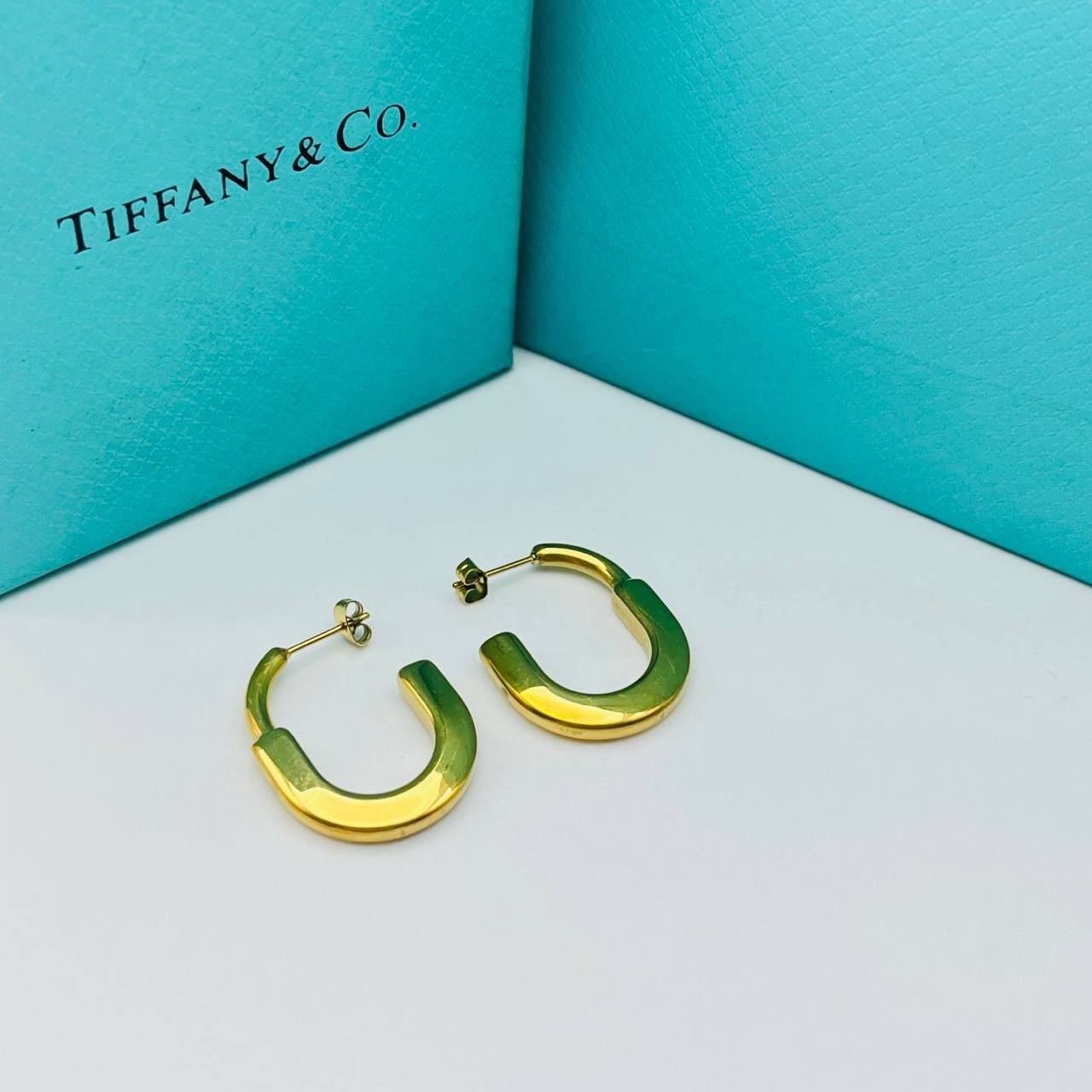 New arrival Tiffany stainless steel earrings 
30 dhs🪙🌨️
40 dhs🪙🌨️

with Tiffany box and paperbag
🎁🎁🎁

Zain243
♥️♥️♥️