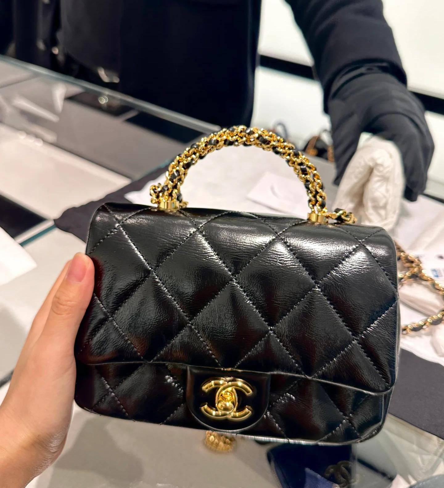 Chanel
100 dhs❣️
size:19*7*13
Good quality，Believe me
With box
🎁🎁🎁

Zain07
♥️♥️♥️