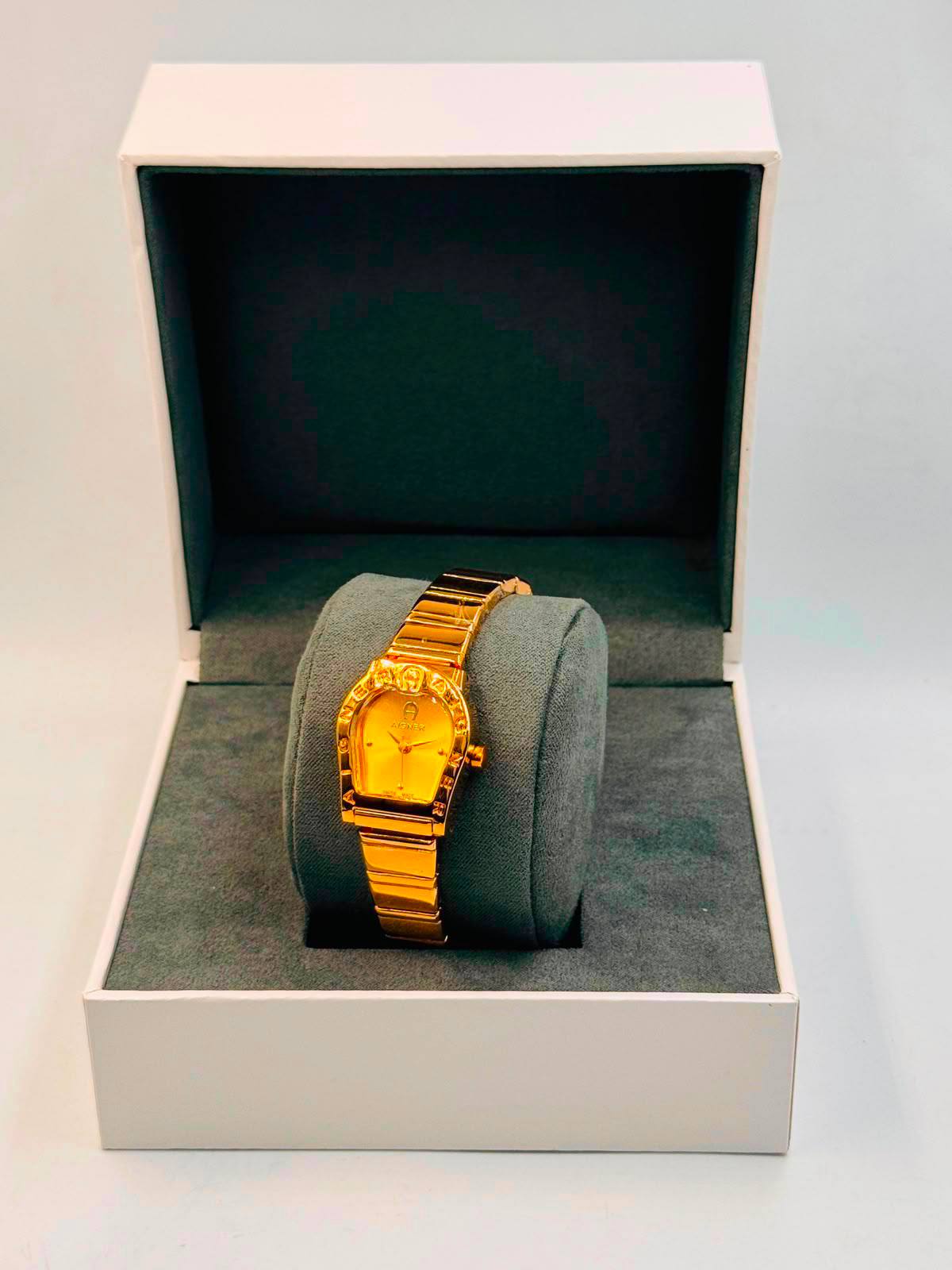 Aigner Ladies 
55 dhs🇦🇪🇦🇪

Zain08
♥️♥️♥️