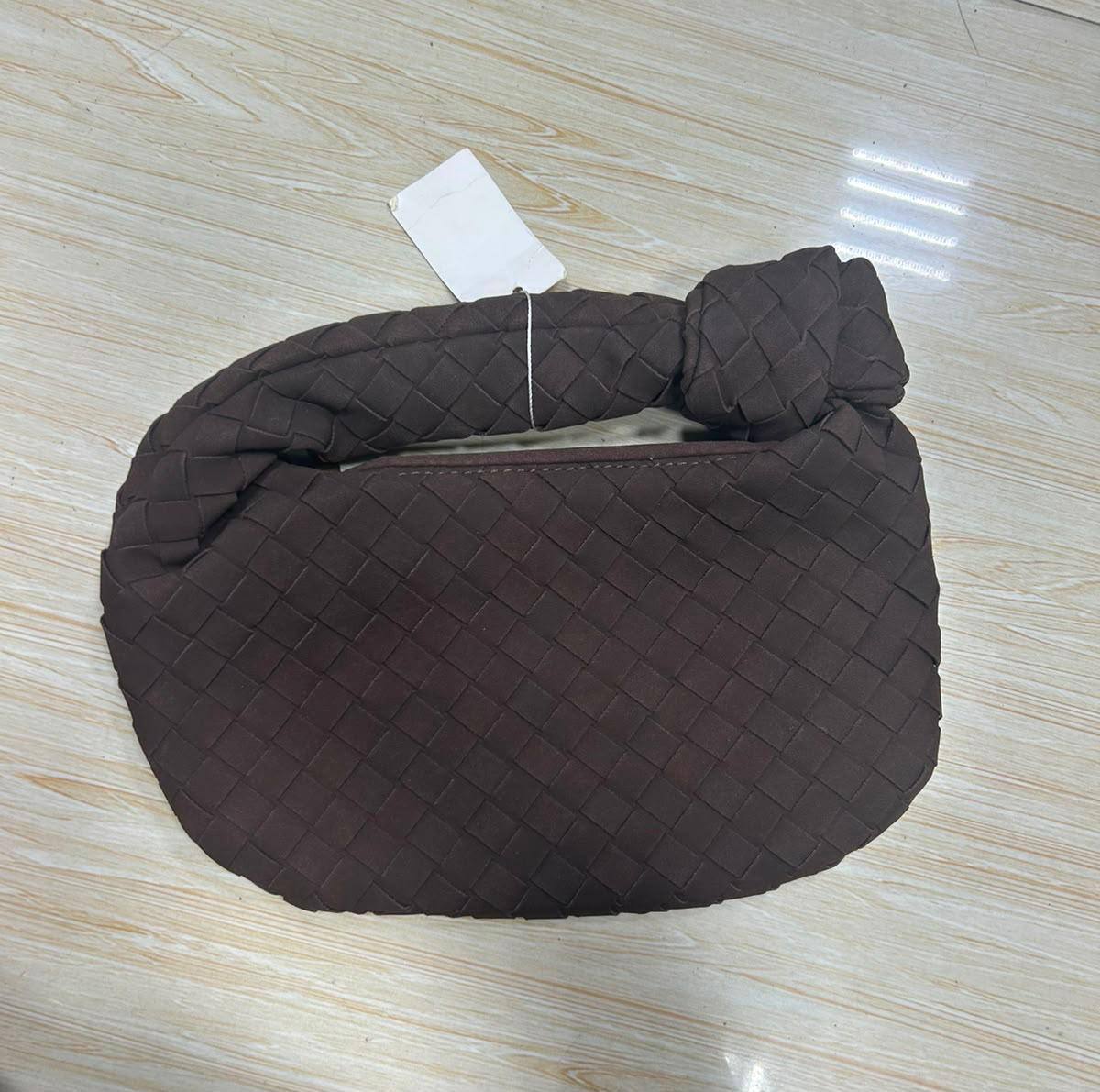 Bottega
24*16 cm
65 dhs🇦🇪🇦🇪

Zain17
♥️♥️♥️