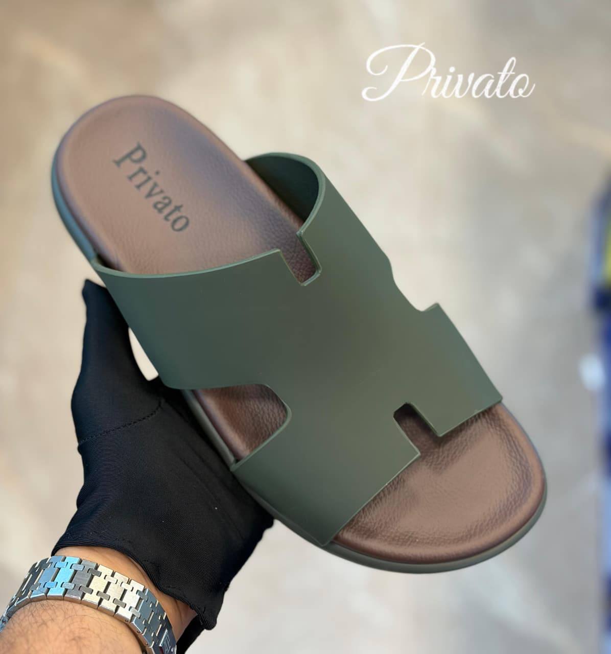 Privato slippers for men soft quality  with box and paper bag size available (40to46) 6to12) 
170 dhs🗽

Zain59
♥️♥️♥️