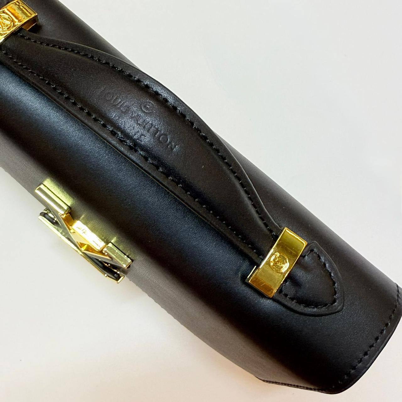 LV
COPY ONE RESTOCK 

WITH BOX 
🎁🎁🎁

155 dhs🪙🖤

SIZE: 23cm

Zain39
♥️♥️♥️