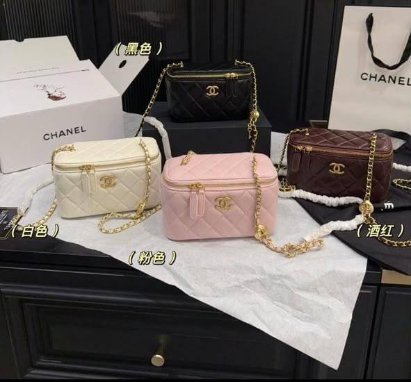 CHANEL 
VANITY

Soft Leather 
With Mirror
Master Quality
17 cm 

With Box
260 dhs🇦🇪🇦🇪

Zain95
♥️♥️♥️