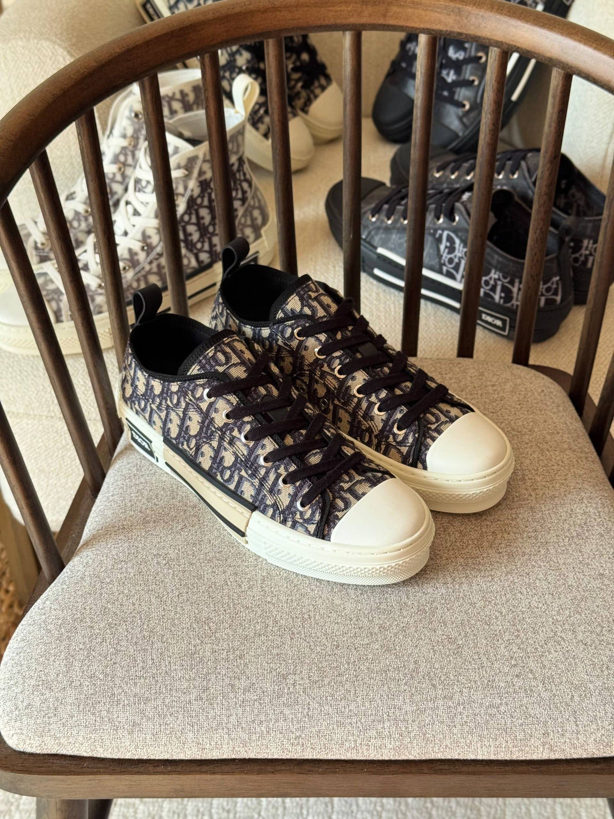 DIOR

 B23 low top sneakers 

super master quality 

size: 40 to 46 
430 dhs🇦🇪🇦🇪

Zain185
♥️♥️♥️