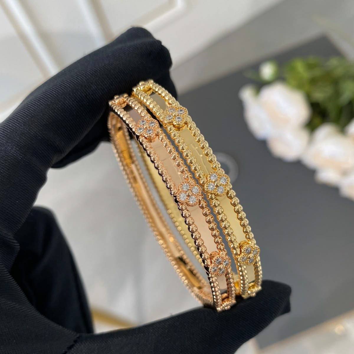 VCA Bangle ☘️
Master quality 

Each 👈
*85* AED normal box 📦 
*120* AED original box 🗃️

Zain48
♥️♥️♥️