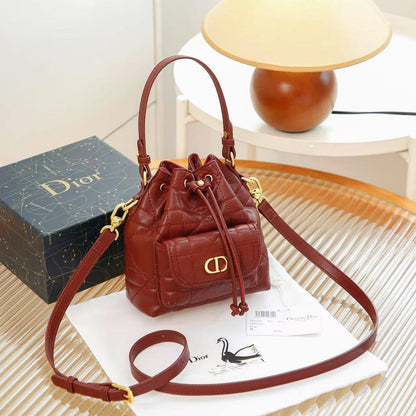 DIOR
SIZE………. 16 cm 

90 dhs🪙🖤

with box
🎁🎁🎁

Zain51
♥️♥️♥️