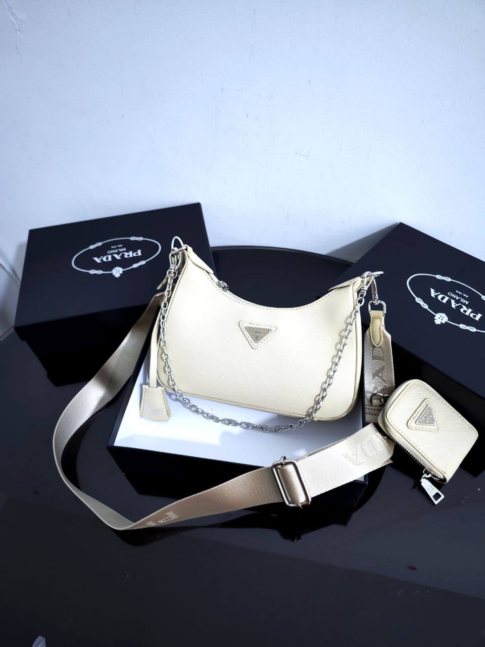 Prada
95 dhs🪙💕
high quality 

With box
🎁🎁🎁

Zain26
♥️♥️♥️