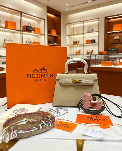 Hermes 
100 dhs✅
with box 
Good quality

Zain07
♥️♥️♥️