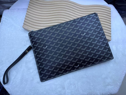 Goyard 

with box🎁🎁🎁

size：30×20
65 dhs💓

Zain114
♥️♥️♥️
