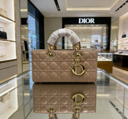 Dior
115 dhs🇦🇪
with box
🎁🎁🎁

Size:25/13/8

Zain07
♥️♥️♥️