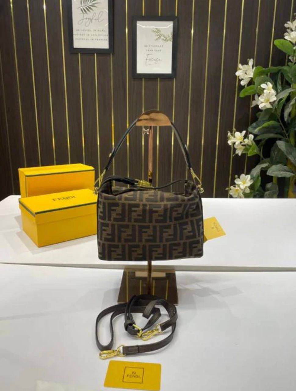 Fendi
90 dhs❣️
SIZE：22cm

Good-quality 

with box🎁🎁🎁

Zain35
♥️♥️♥️