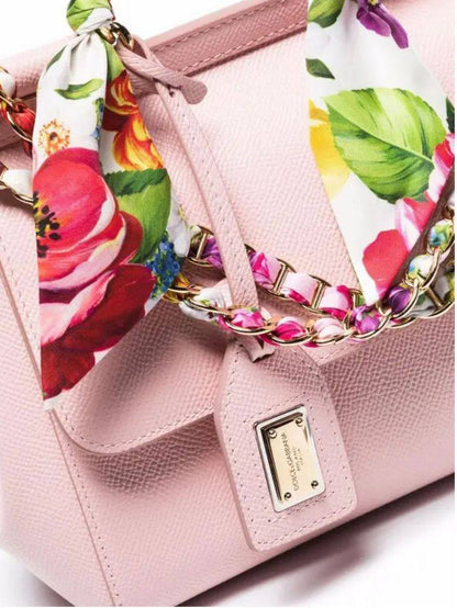D&G
110 dhs🪙🌨️
high quality 
With box 25Cm

Zain26
♥️♥️♥️