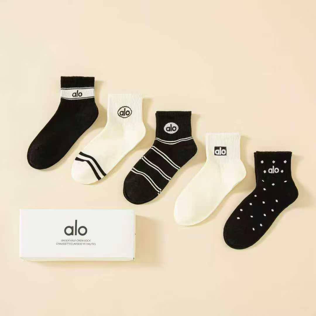 ALO LONG SOCKS 🧦 
30 dhs🪙💚
5 pair box

Zain40
💚💚💚