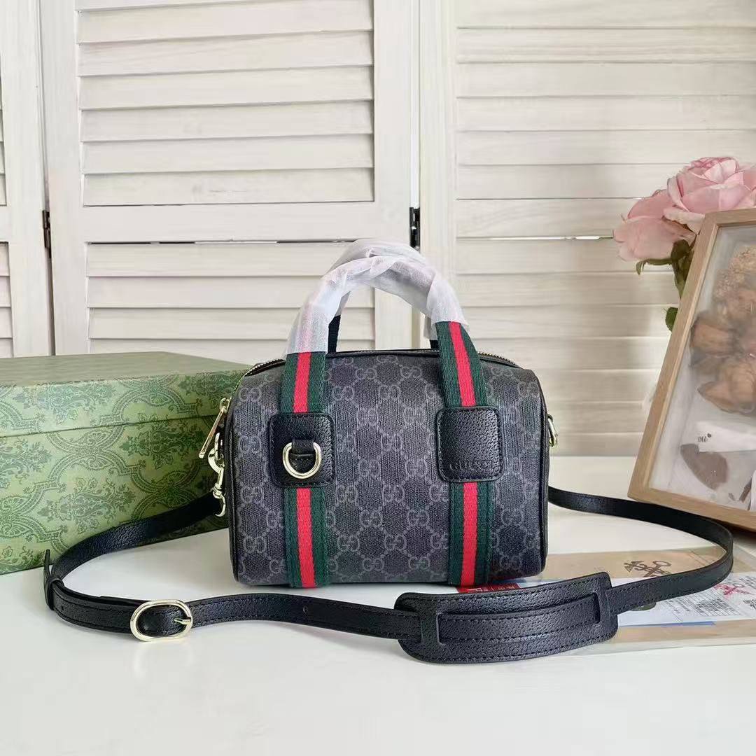 Gucci
High quality 
with box 
🎁🎁🎁

105 dhs🪙💕

Zain136
♥️♥️♥️