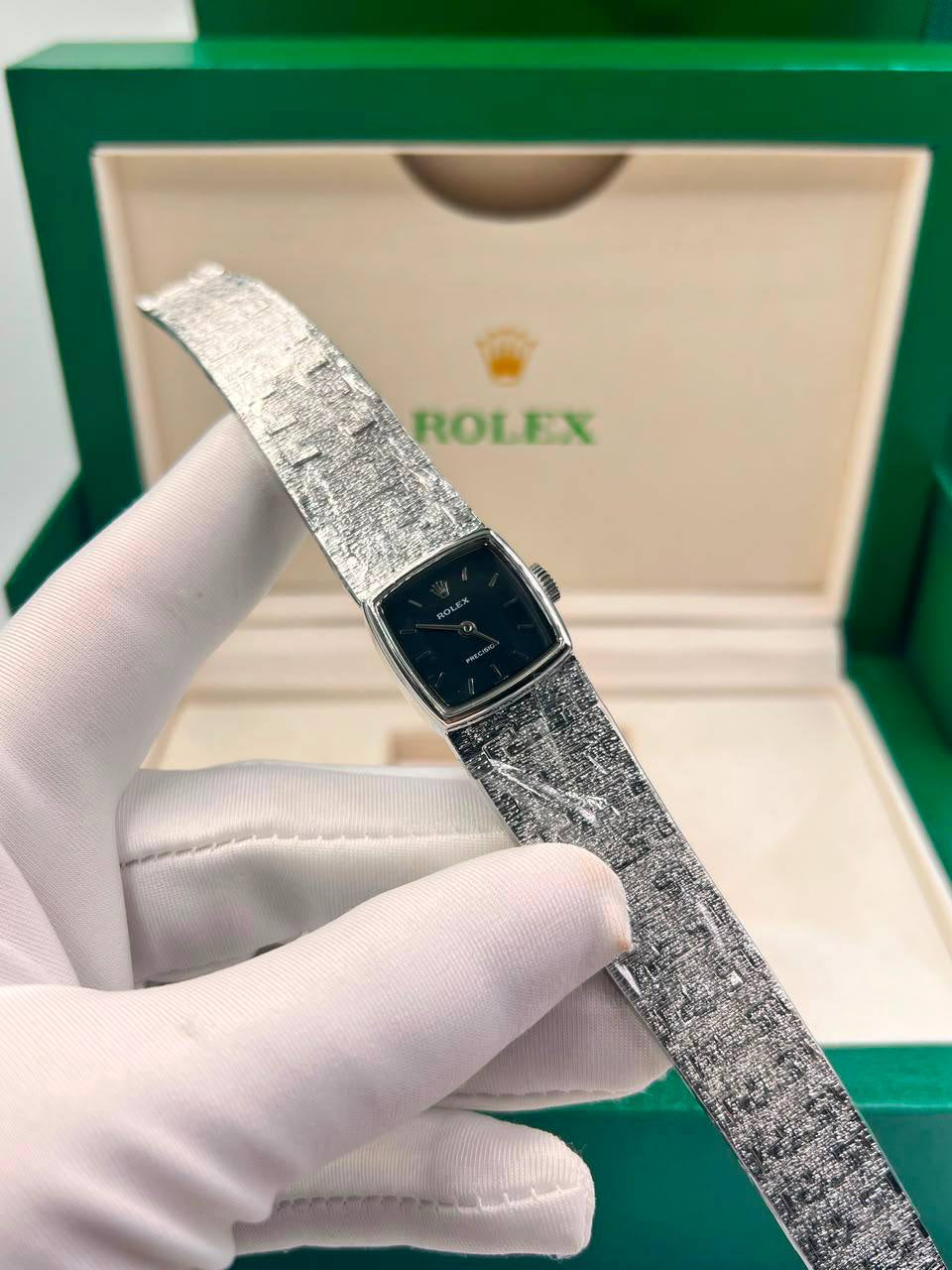Rolex
350 dhs🇦🇪🇦🇪 
with box  
size：25mm×25mm

Zain85
♥️♥️♥️