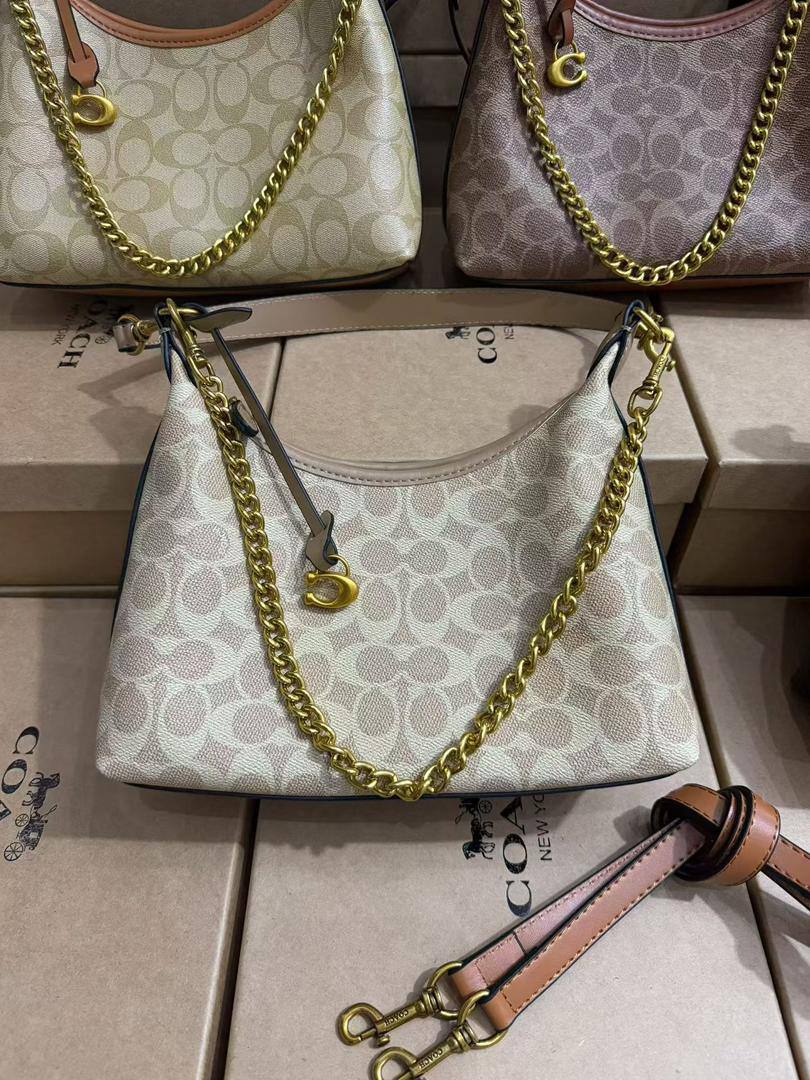 Coach
95 dhs🪙🌨️

SIZE：25cm

Good quality 

with box
🎁🎁🎁

Zain35
♥️♥️♥️