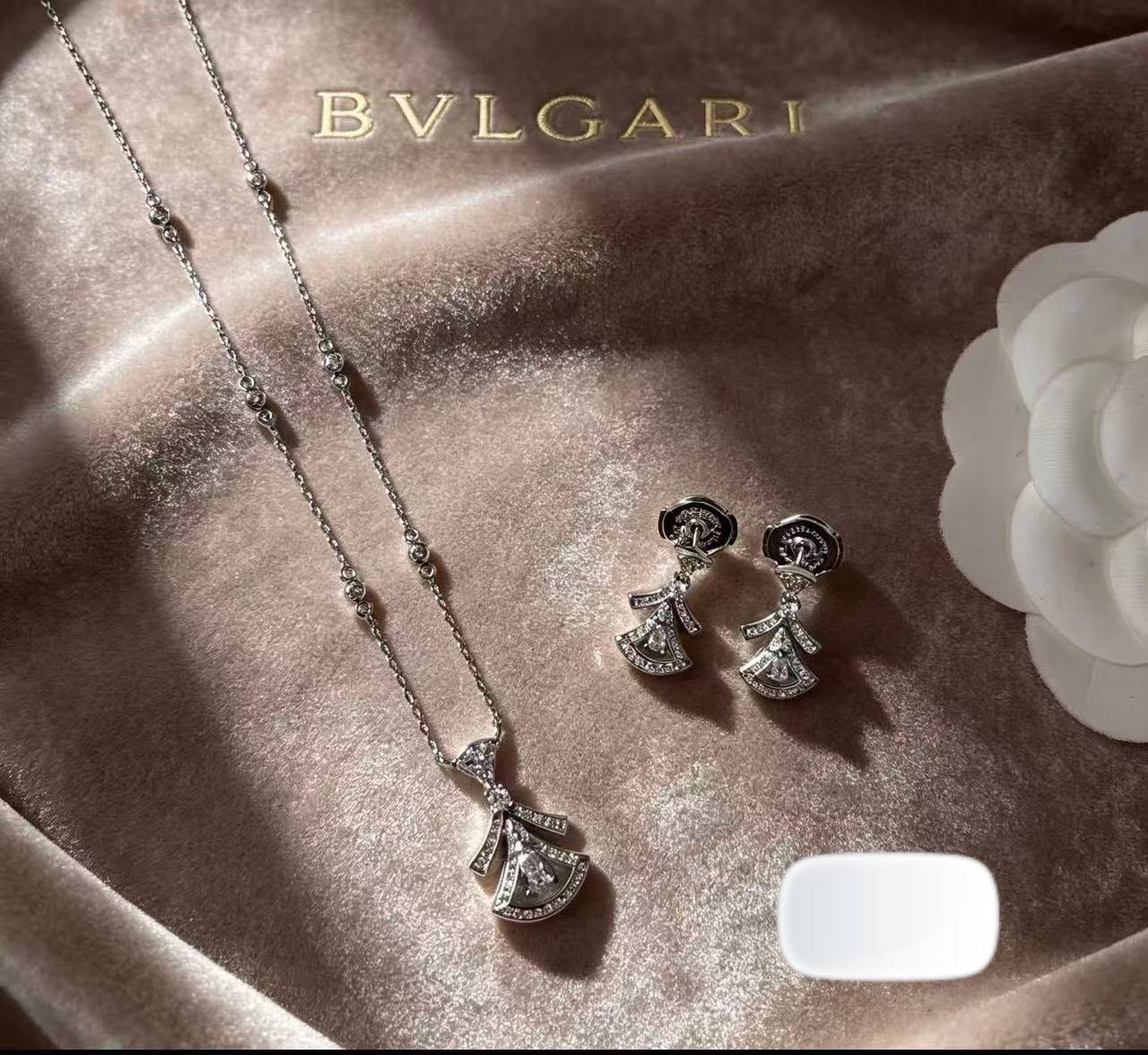 BVLGARI ❤️‍🔥*
Necklace 💥
Earring 
Master quality 💯
With normal boxes 🗃️ 
85 dhs✅
With master box 📦 
140 dhs✅

Zain216
♥️♥️♥️