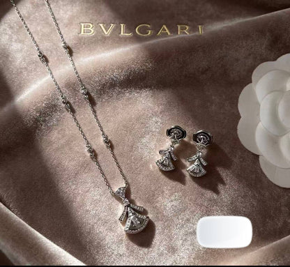 BVLGARI ❤️‍🔥*
Necklace 💥
Earring 
Master quality 💯
With normal boxes 🗃️ 
85 dhs✅
With master box 📦 
140 dhs✅

Zain216
♥️♥️♥️
