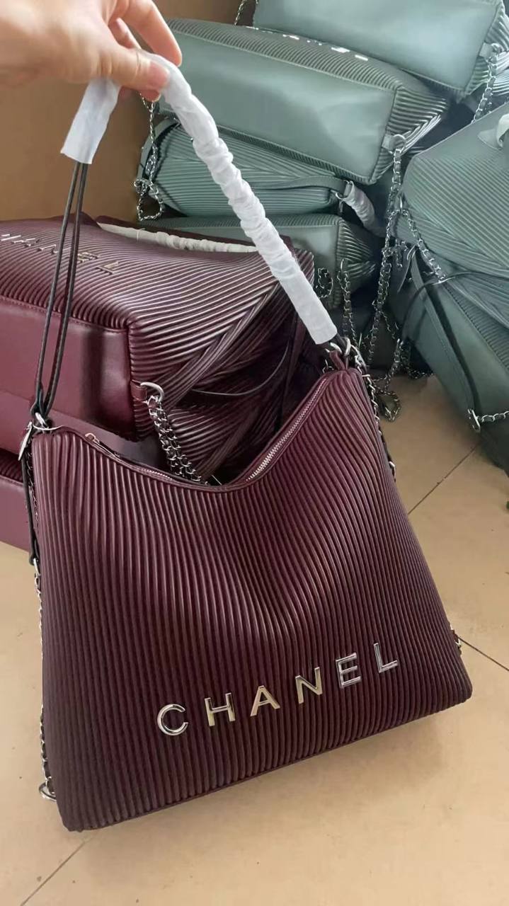 Chanel
110 dhs✅
size 36cm

Zain26
♥️♥️♥️