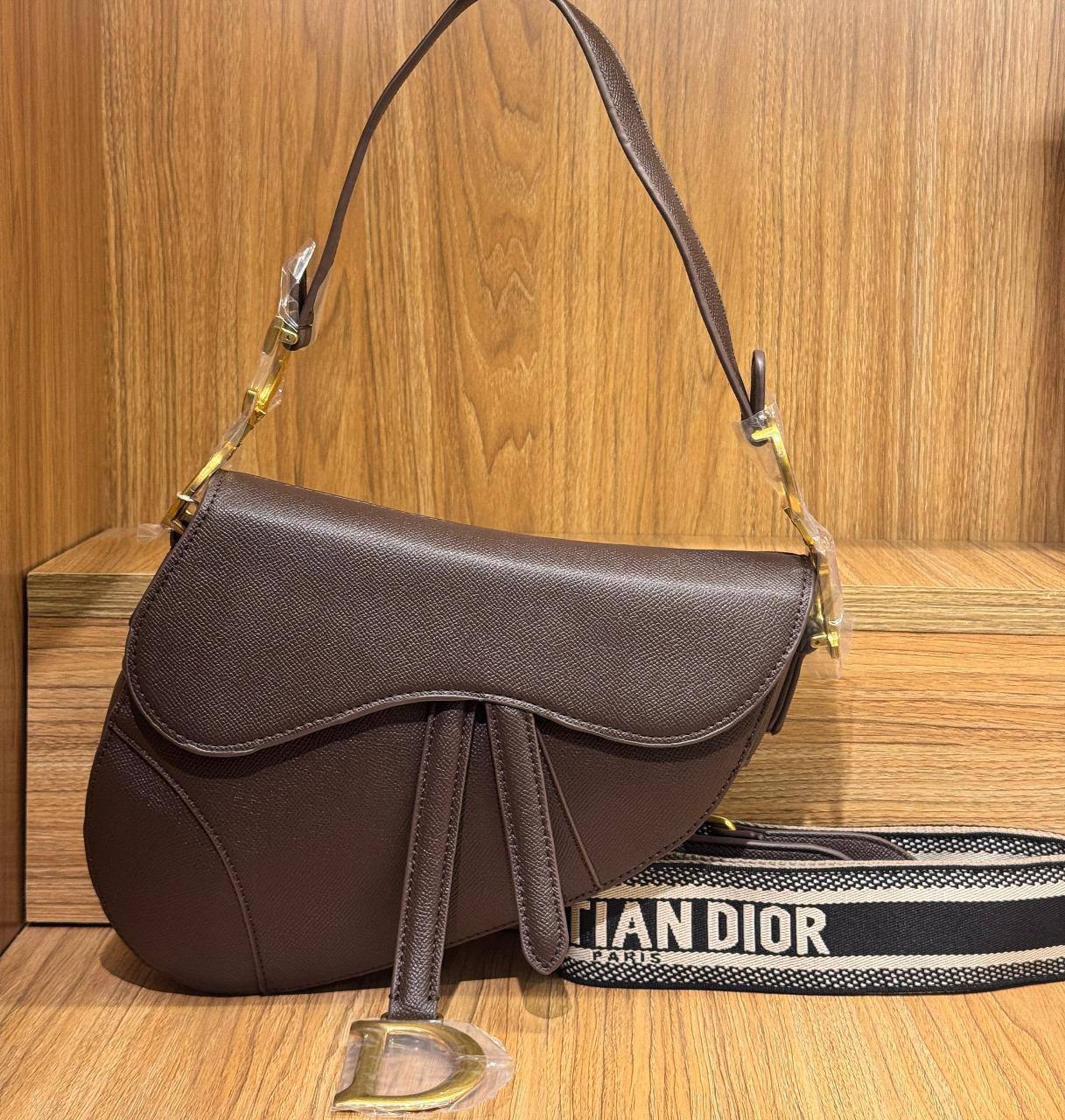 Dior

Best quality 

Withbox
🎁🎁🎁

115 dhs💓
size 25cm

Zain158
♥️♥️♥️
