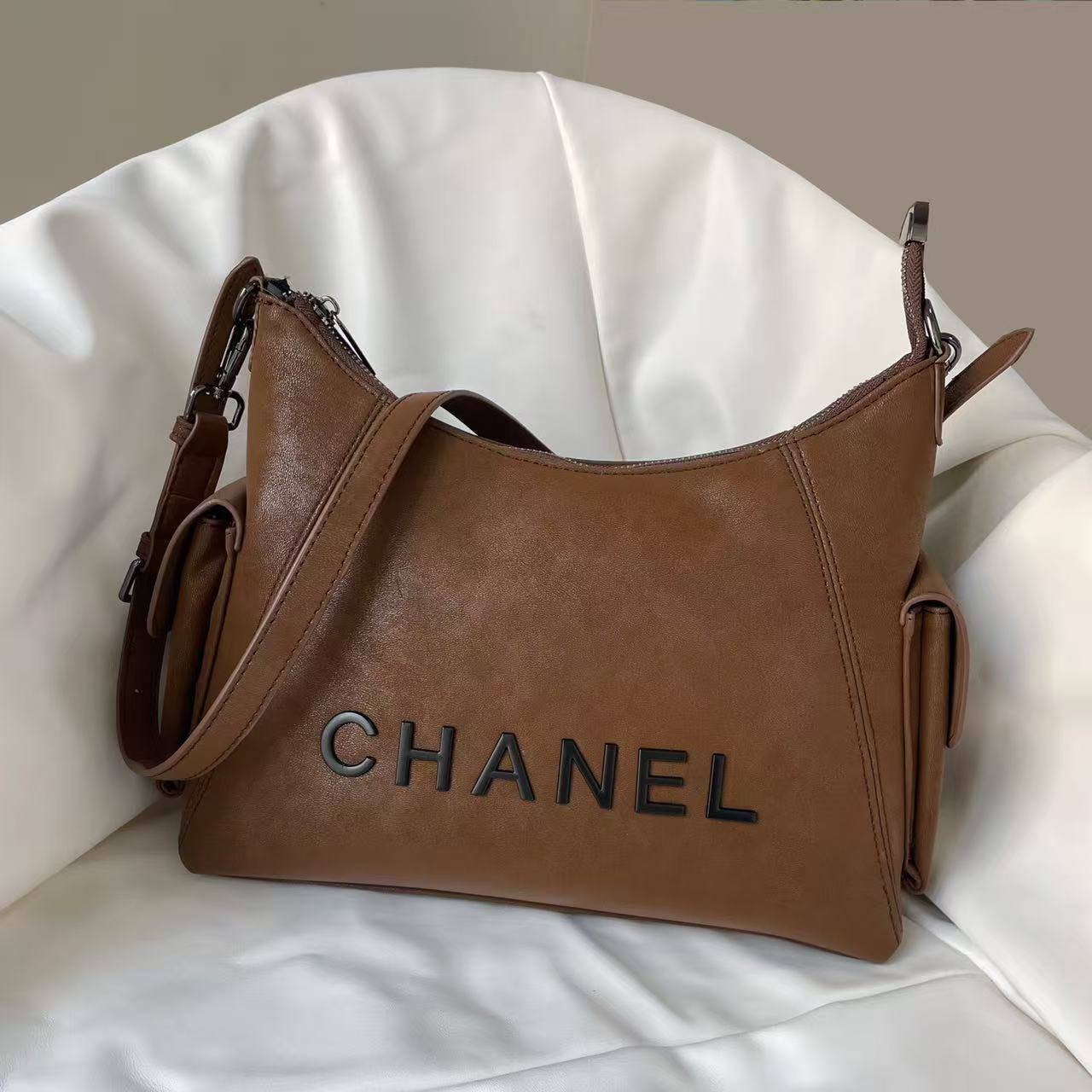 Chanel
Best quality
100 dhs👑
size 30cm

Zain158
♥️♥️♥️