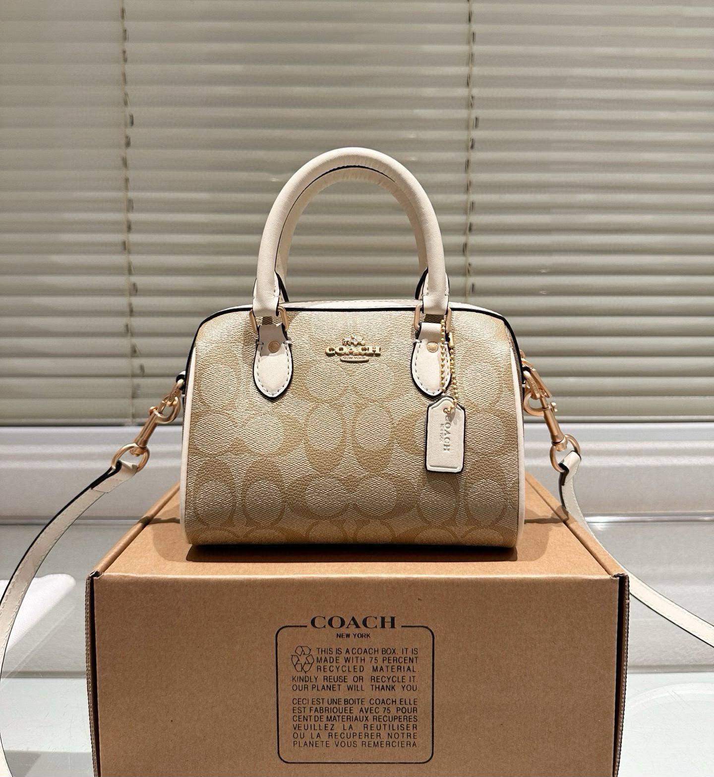 COACH 
GOOD QUALITY 
WITH BOX 
95 dhs✅
SIZE: 18cm

Zain39
♥️♥️♥️