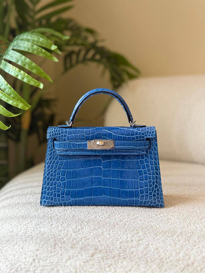 HERMES
(FULL HAND MADE )
Real crocodile 🐊 
Size *19 cm*
With original packing 🎁🎁
For Price 👇 WhatsApp✅
0568585901 
0507557372
0552275751 Owner Zain 👌

Zain246
♥️♥️♥️