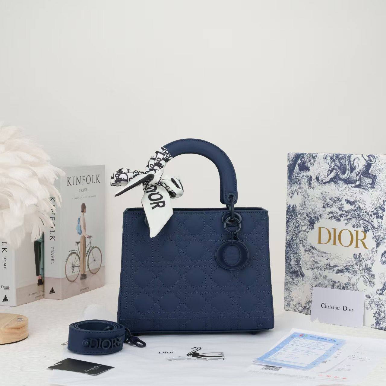 Dior
100 dhs🪙💕
size：24cm
Good quality 
with box
🎁🎁🎁

Zain35
♥️♥️♥️