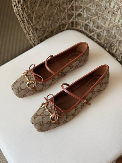 🩶✨ GUCCI ✨🩶
🤩 Available New Arrival 🤩
😍😍 Super Master Quality 😍😍
👠 Size: 36 to 41
💎 Premium Quality
450 dhs✅

Zain198
♥️♥️♥️