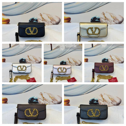 VALENTINO

best quality 
with box

100 dhs🇦🇪🇦🇪

size19CM

Zain290
♥️♥️♥️