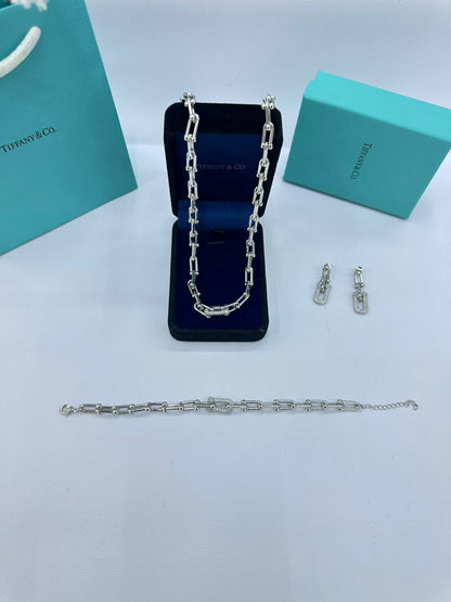 Tiffany set💥*
*Stainless steel SET 💯*
Necklace ❤️‍🩹
Earring 🍁
Breslat ❣️
With normal boxes 📦 
And paper bag 🛍️
70 dhs✅

With master box 🗃️ 
95 dhs✅

Zain216
♥️♥️♥️