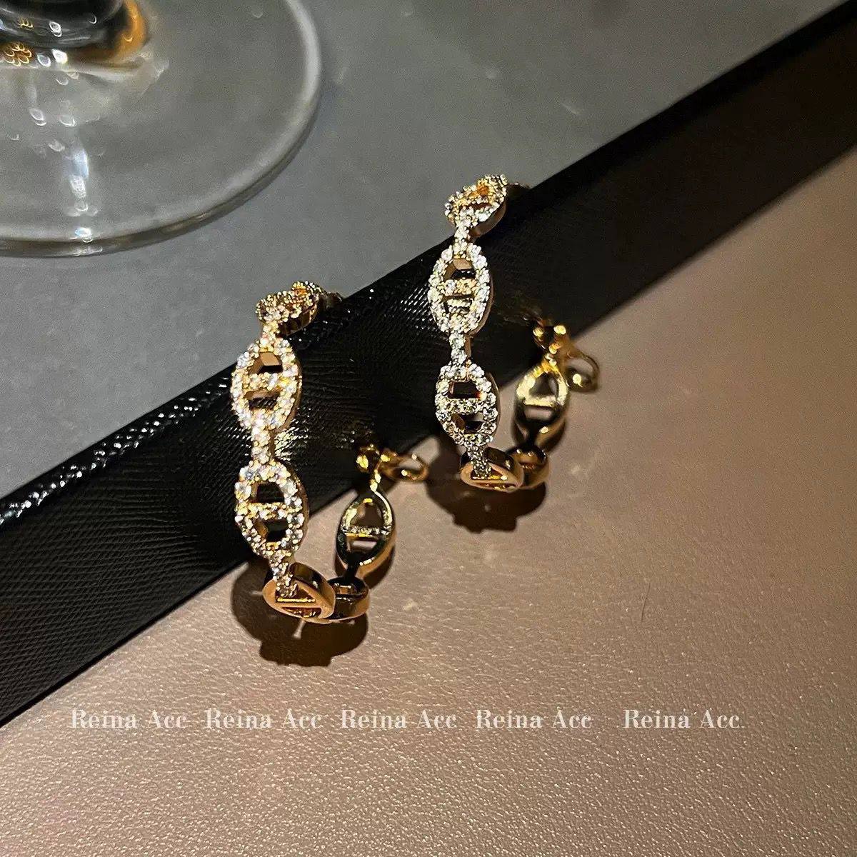 New arrival branded earrings Aed 
30 dhs🪙🌨️
40 dhs🪙🌨️

pair with branded box and paperbag🎁🎁🎁

Zain243
♥️♥️♥️