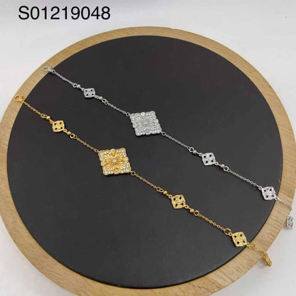 Bracelet 🌊*
Good quality 💯
With black boxes 🗃️ 
30 dhs🪙🌨️
With brand boxes 📦 
And paper bag 🛍️
35 dhs🪙🌨️

Zain216
♥️♥️♥️