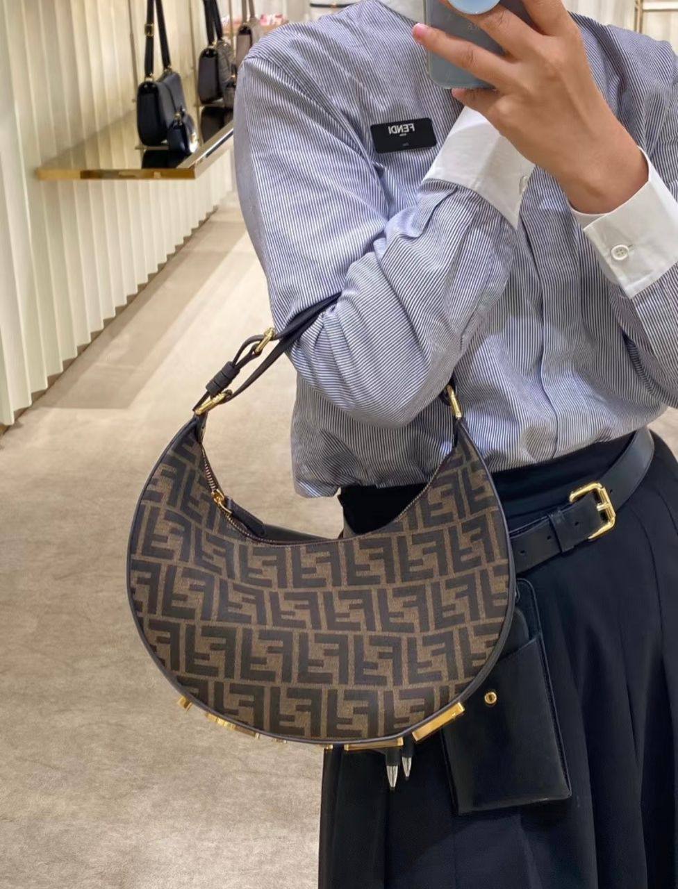 Fendi
100 dhs🌺
SIZE：big
Good-quality 

with box
🎁🎁🎁

Zain35
♥️♥️♥️
