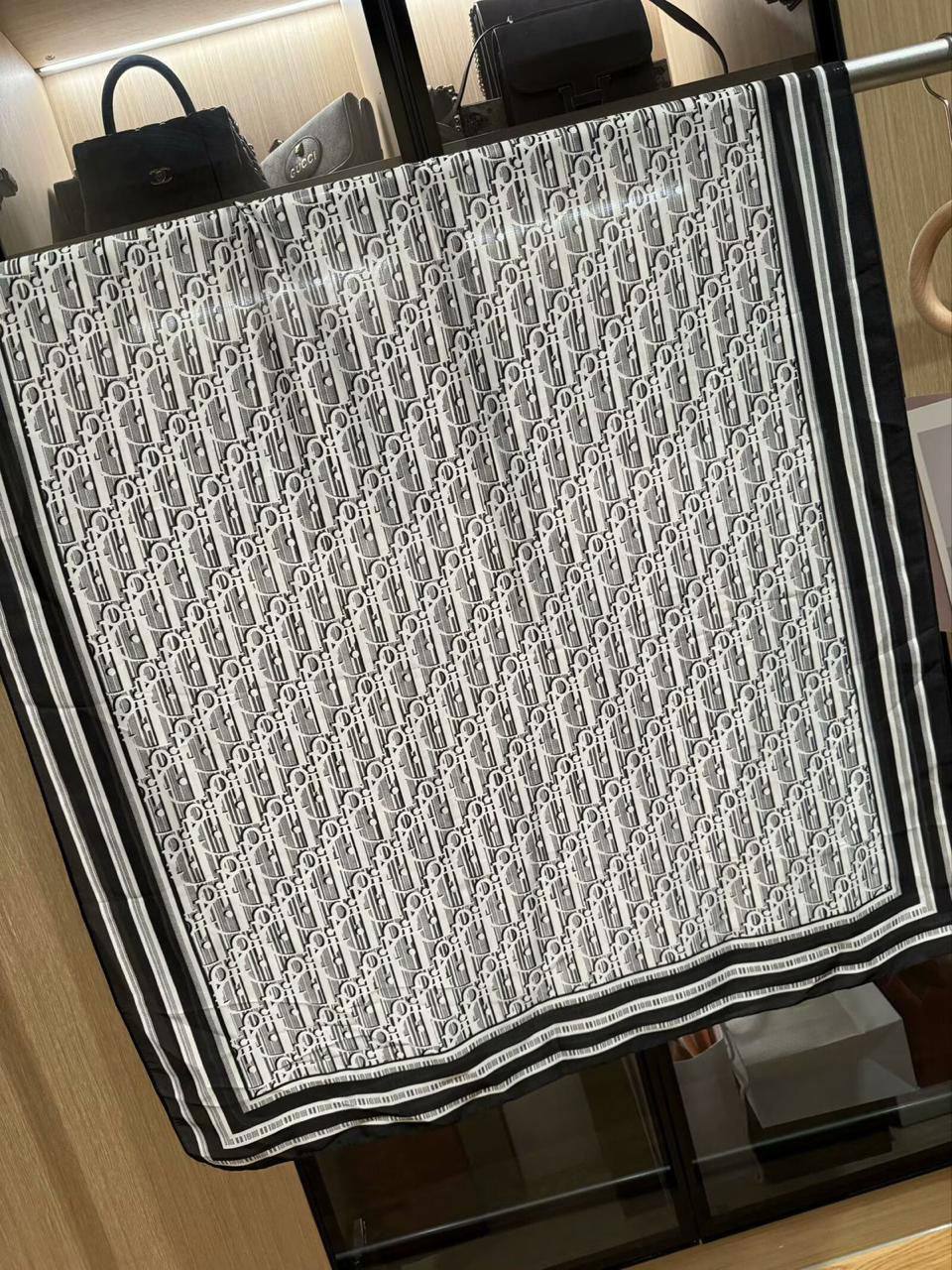 Silk scarf
40 dhs❣️

Zain60
❣️❣️❣️