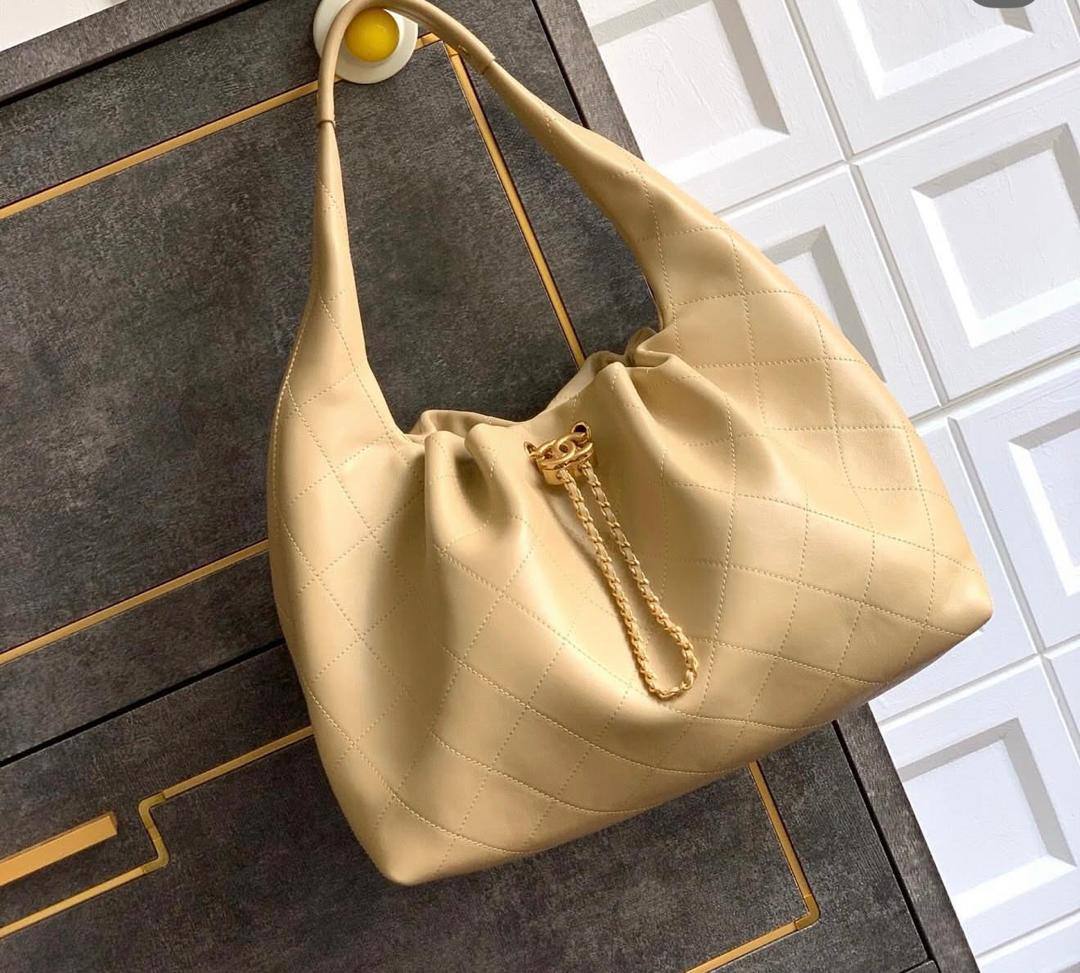 Chanel
130 dhs❤️
size 30cm
High quality
New model

Zain26
♥️♥️♥️