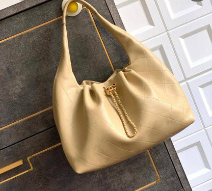 Chanel
130 dhs❤️
size 30cm
High quality
New model

Zain26
♥️♥️♥️