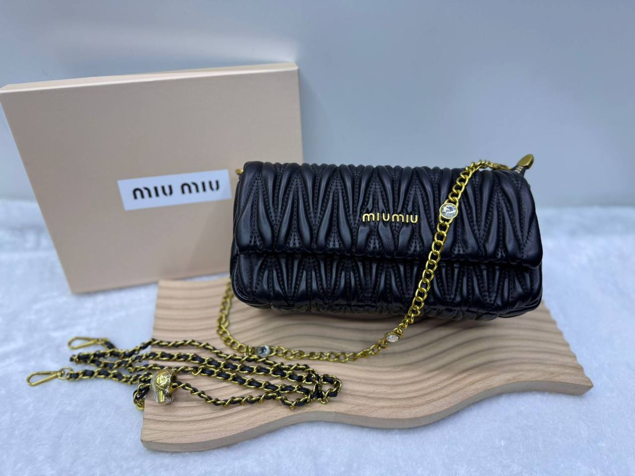 Miu Miu

With box 
🎁🎁🎁

110 dhs🪙🌺

Zain114
♥️♥️♥️